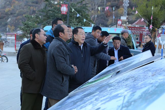 11、張學(xué)武董事長(zhǎng)考察迪慶州阿墩子古城規(guī)劃建設(shè)情況_副本.jpg